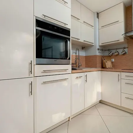 Spacious Two-bedroom With 2 Parking Spaces By Renters Appartement *