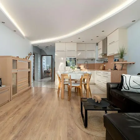 Spacious Two-bedroom With 2 Parking Spaces By Renters Gdańsk