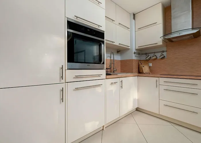 Spacious Two-bedroom With 2 Parking Spaces By Renters Apartament *