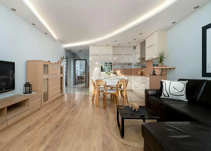 Spacious Two-bedroom With 2 Parking Spaces By Renters Danzica