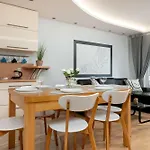 Spacious Two-bedroom With 2 Parking Spaces By Renters